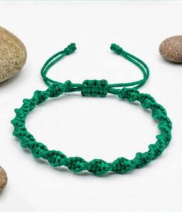 How to Make A Spiral Bracelet with Macramé