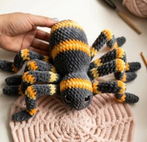 Free Crochet 24cm Crochet Halloween Spider Plushie for Kids