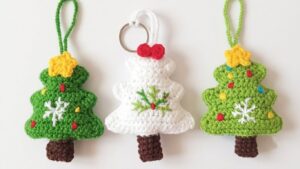 How to Crochet A Christmas Tree Bag Charm with Snowflake Embroidery