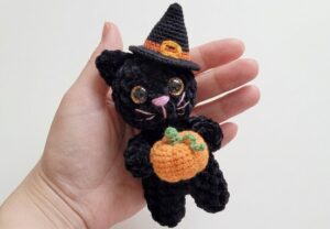 How to Crochet A Cosplay No-Sew Cat Plushie Holding A Pumpkin