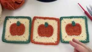 How to Granny Square with Pumpkin Applique in the Middle