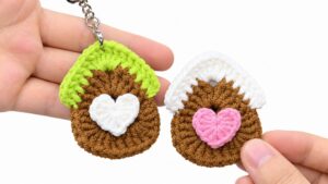 How to Crochet the CUTEST Mini Christmas Applique Keychain (Christams House)