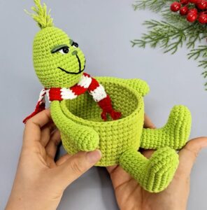 [PDF Pattern] How to Crochet A Green Christmas Character Basket in Santa Hat Pattern