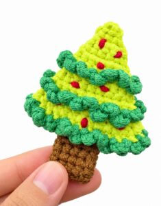 How to Crochet Mini is the Christmas Tree Holiday No-Sew Bag Charm Pattern